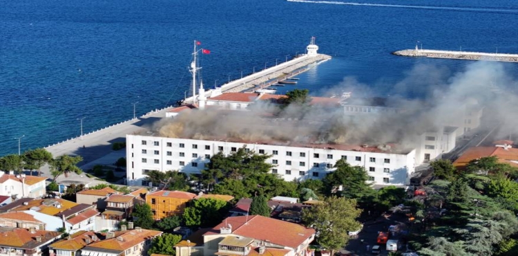 Heybeliada Deniz Harp Okulu’ndaki yangına müdahale sürüyor